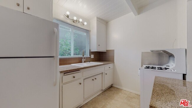 Building Photo - 10333 Santa Monica Blvd