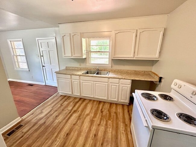 Building Photo - Cozy & Convenient Living on Fay Street – Great Location!