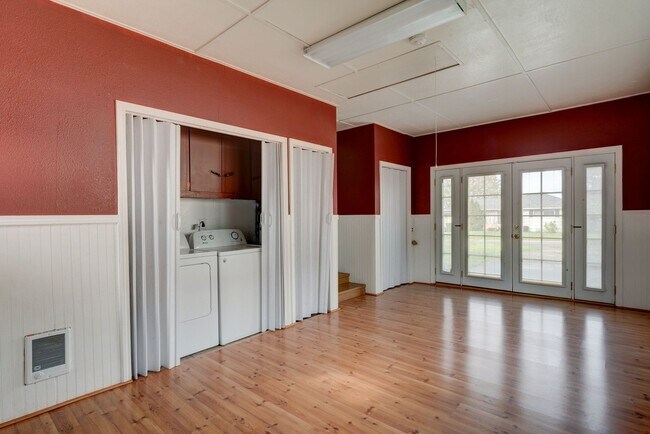 Building Photo - 2 Bedroom Pet Friendly Rambler in Town