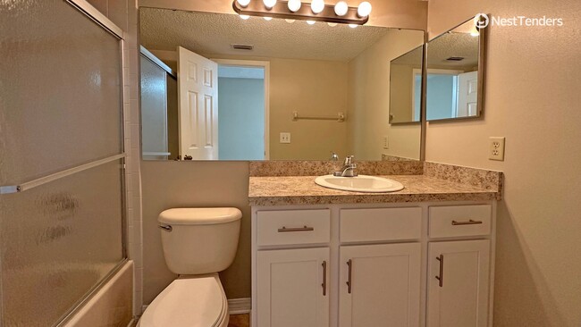 Building Photo - Large Updated Townhome in Argyle Forest!