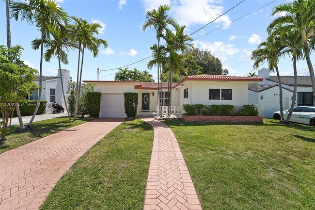 Building Photo - 8927 Carlyle Ave