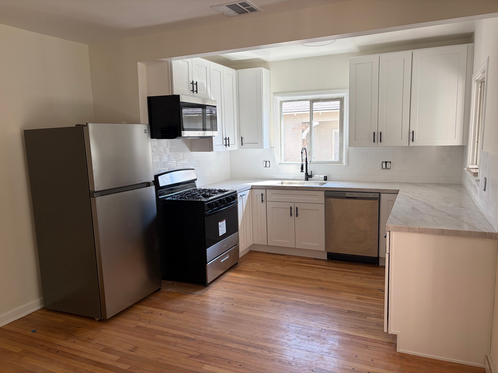Building Photo - 11147 La Maida St