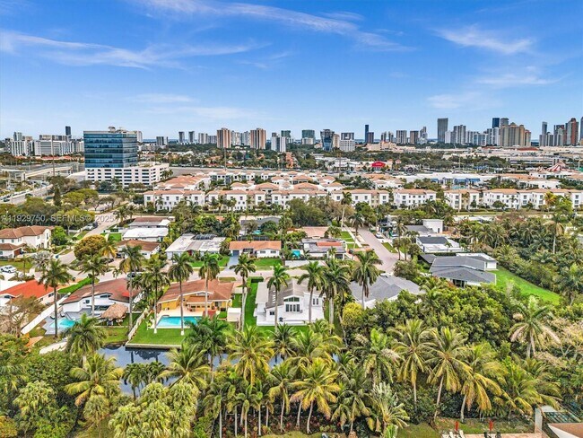 Building Photo - 20120 NE 25th Ct