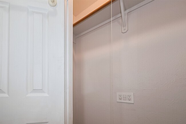 Building Photo - 210 N Shirley Ln