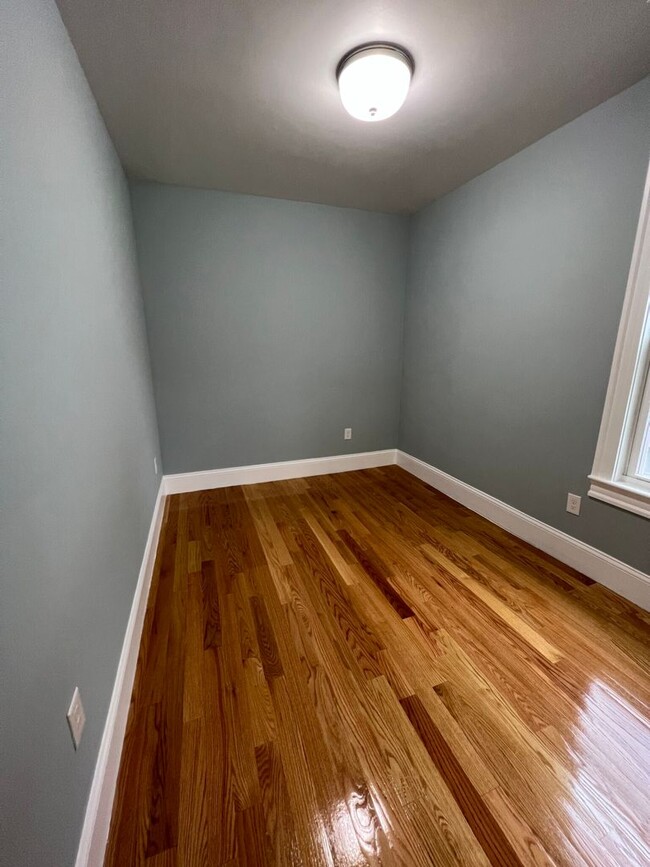 Building Photo - Large 2 Bedrooms Plus a Bonus Room. 2 Full...