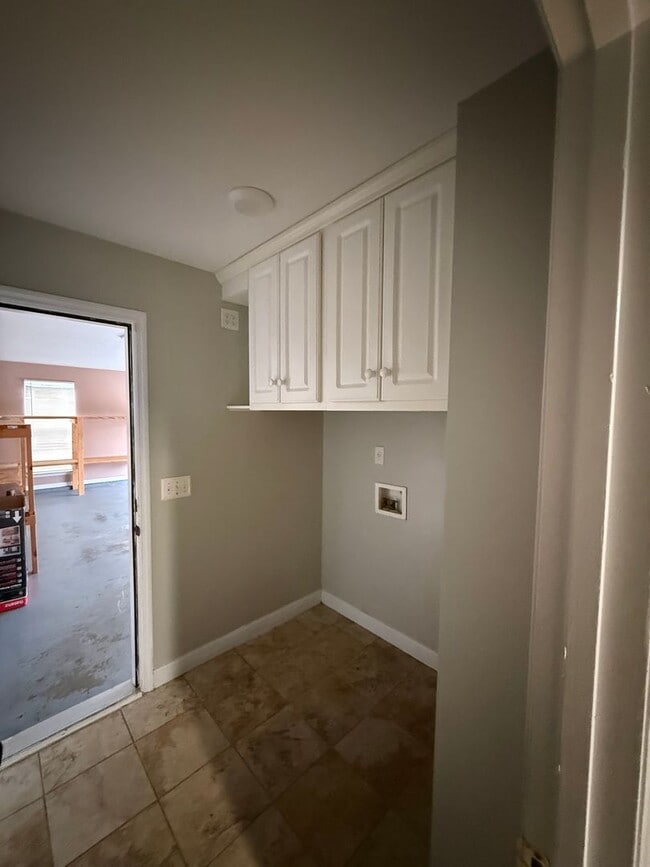 Building Photo - HOME FOR LEASE 4 BR 2 BATH RANCHSTYLE  SPLIT FLOOR PLAN AND OPEN  LARGE  FENCED BACKYARD  CONVENI...