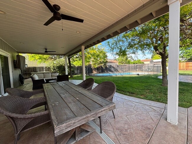 Building Photo - 879 Fall River Trail