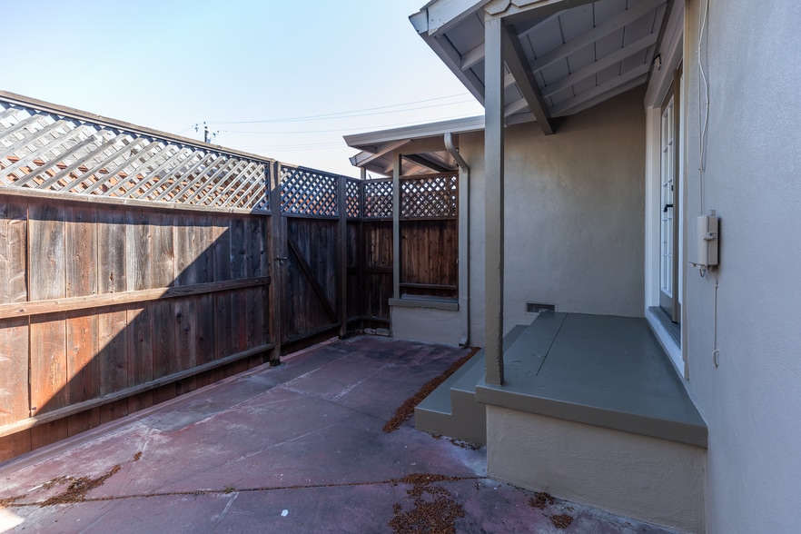 Building Photo - 2103 S Delaware St