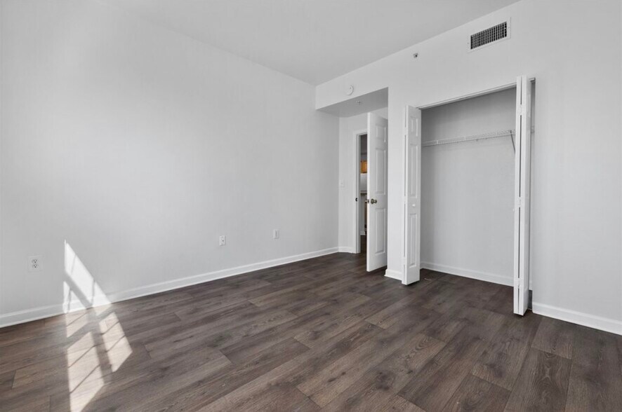 Building Photo - 405 S Villa San Marco Dr