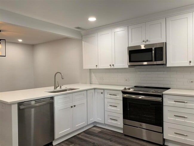 Building Photo - 604 Serramonte Dr