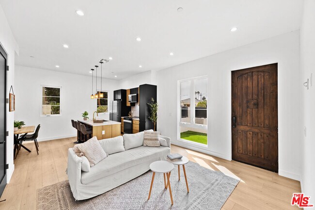 Primary Photo - 2324 S Dunsmuir Ave