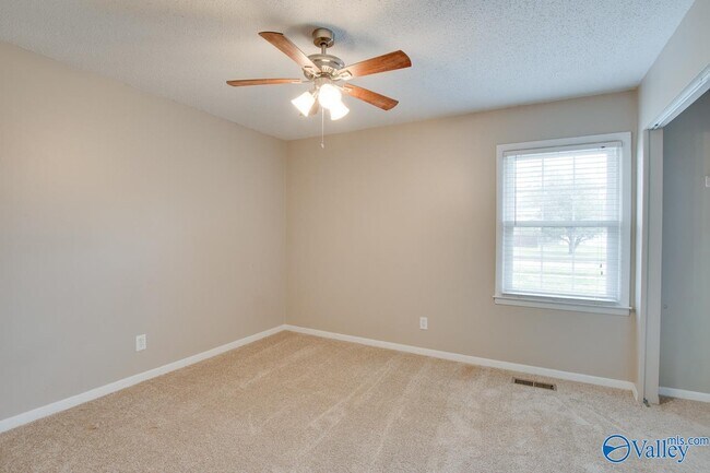 Building Photo - 2107 Edinburgh Dr SW