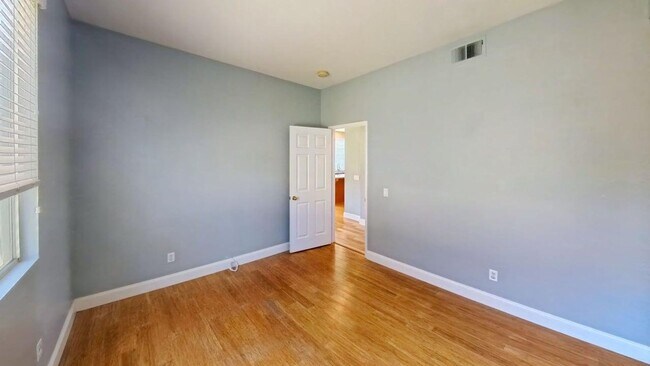 Building Photo - 526 Wrightwood Rd