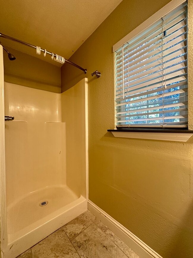 Building Photo - Adorable One Bedroom in Camino!
