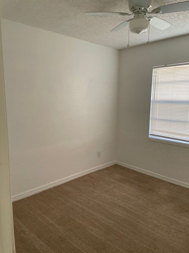 Building Photo - Spacious 4/2 home with 2 car garage Availa...