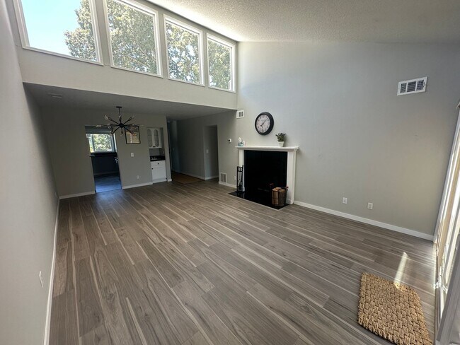 Building Photo - Top-Floor Stunner with Views – Fully Remod...