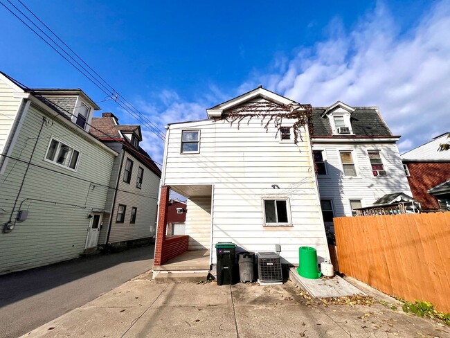 Building Photo - 3 Bedroom 1.5 Bath - Updated Home for Rent