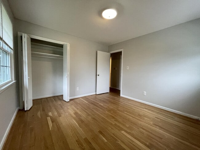 Building Photo - 810 Loxford Terrace