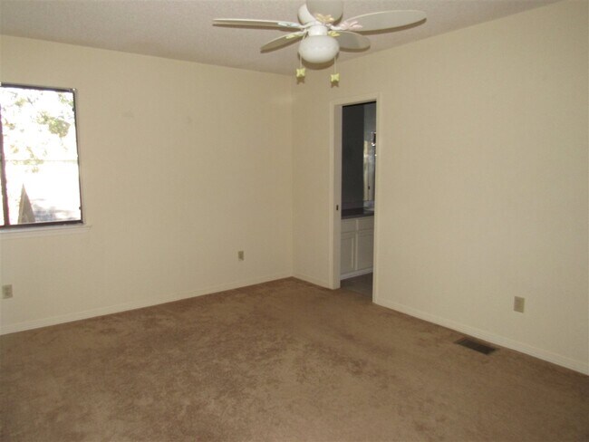 Building Photo - 3501 Parkwood Ave