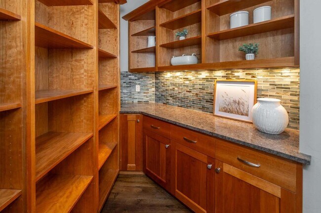 Building Photo - Stunning Tumalo Estate-6 Bed - 7.5 Bath ov...