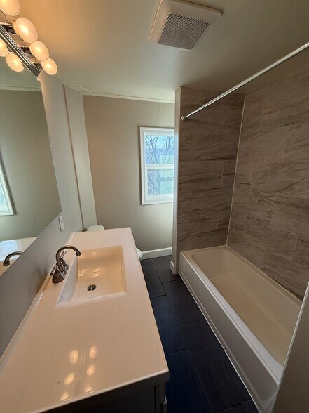 Bathroom - 503 E Potomac St