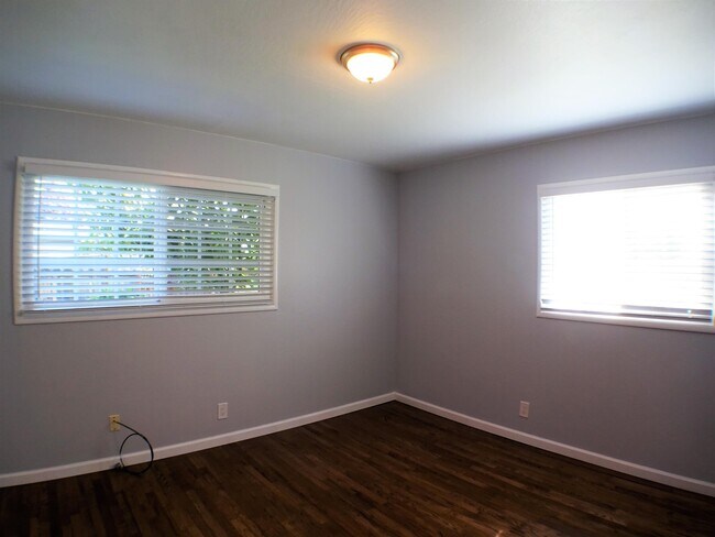 Building Photo - 708 Douglas Ln