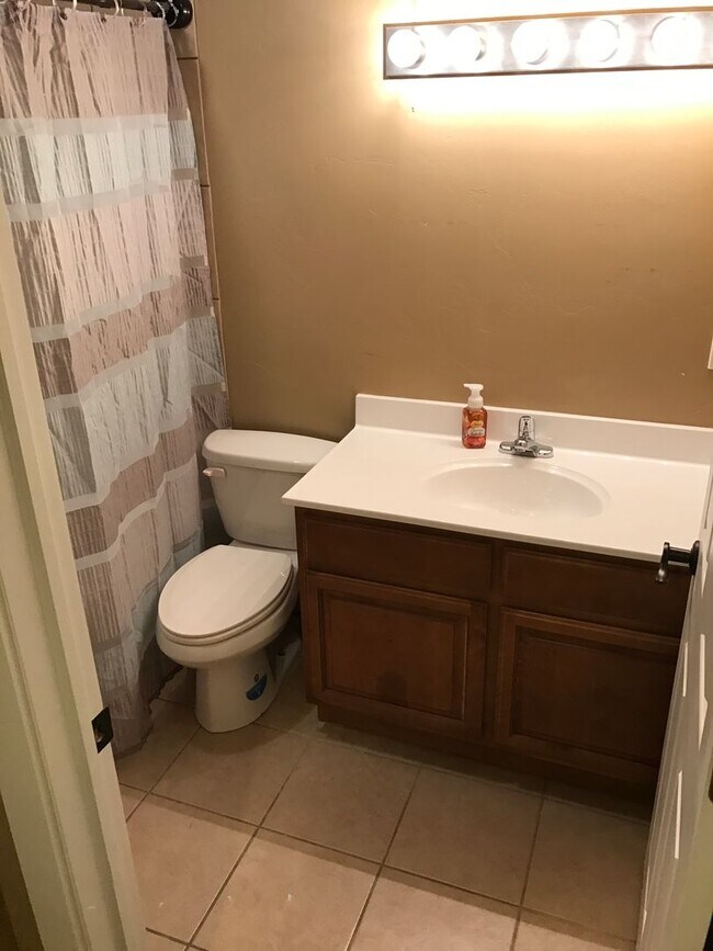 Building Photo - Beautiful 4 bedroom Riverton Townhome for ...