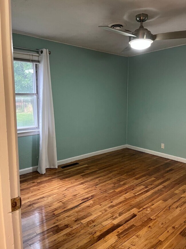 Building Photo - Beautiful Central Bench Home
