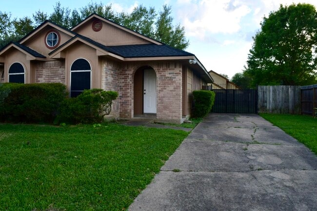 Building Photo - 15511 Scenic Haven Dr