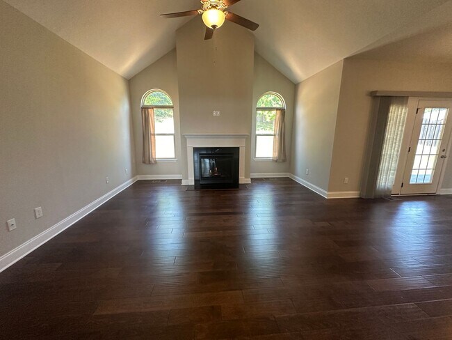 Building Photo - Incredible views 4 bed / 2.5 bath, master on main