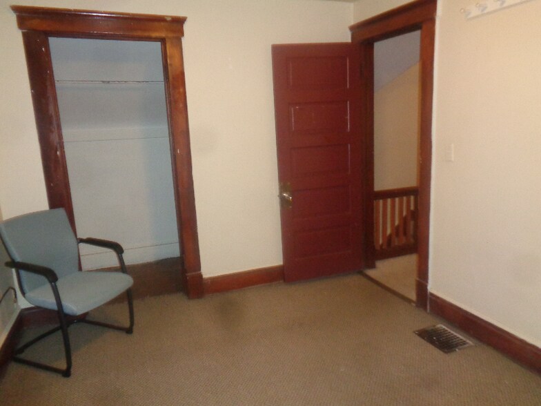 Building Photo - 803 Dewey Ave