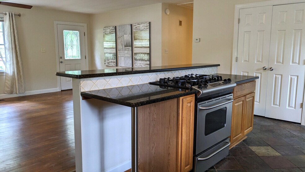 Building Photo - 204 Celeste Cir