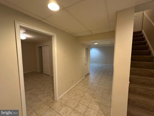 Building Photo - 893 Broad Oaks Dr
