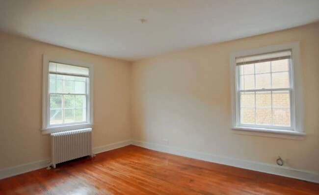 Building Photo - 2025-2026 School Year / 8 Bdrm / 3 Bath St...