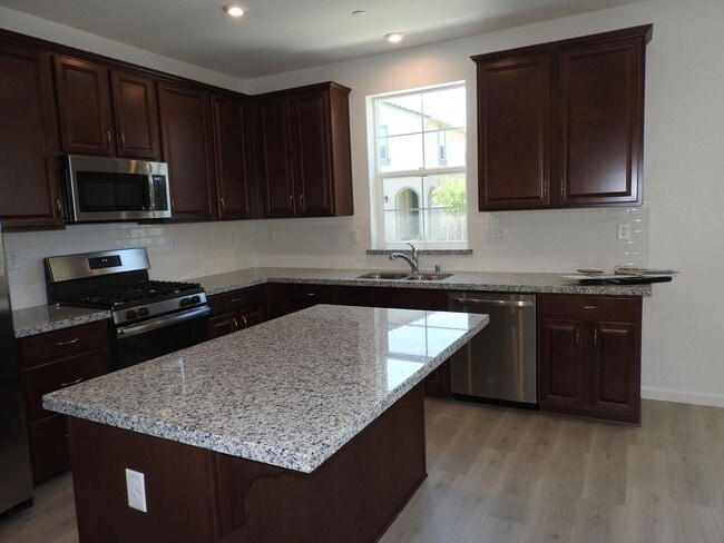 Building Photo - Beautiful Home in Roseville