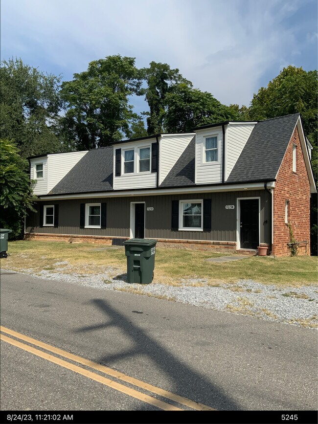 Building Photo - 703 E Riverside Dr