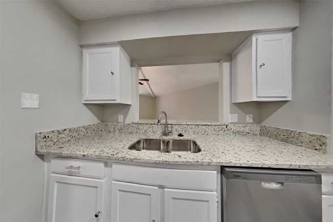 Building Photo - 26 Pinewood Forest Ct