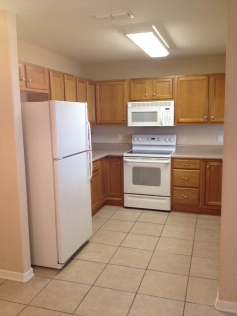 Building Photo - Townhouse for rent in Camelot