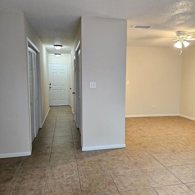 Building Photo - 3701 Donovan Dr