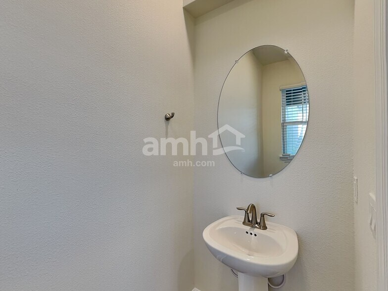 Building Photo - 5998 Pinewood Ests Dr