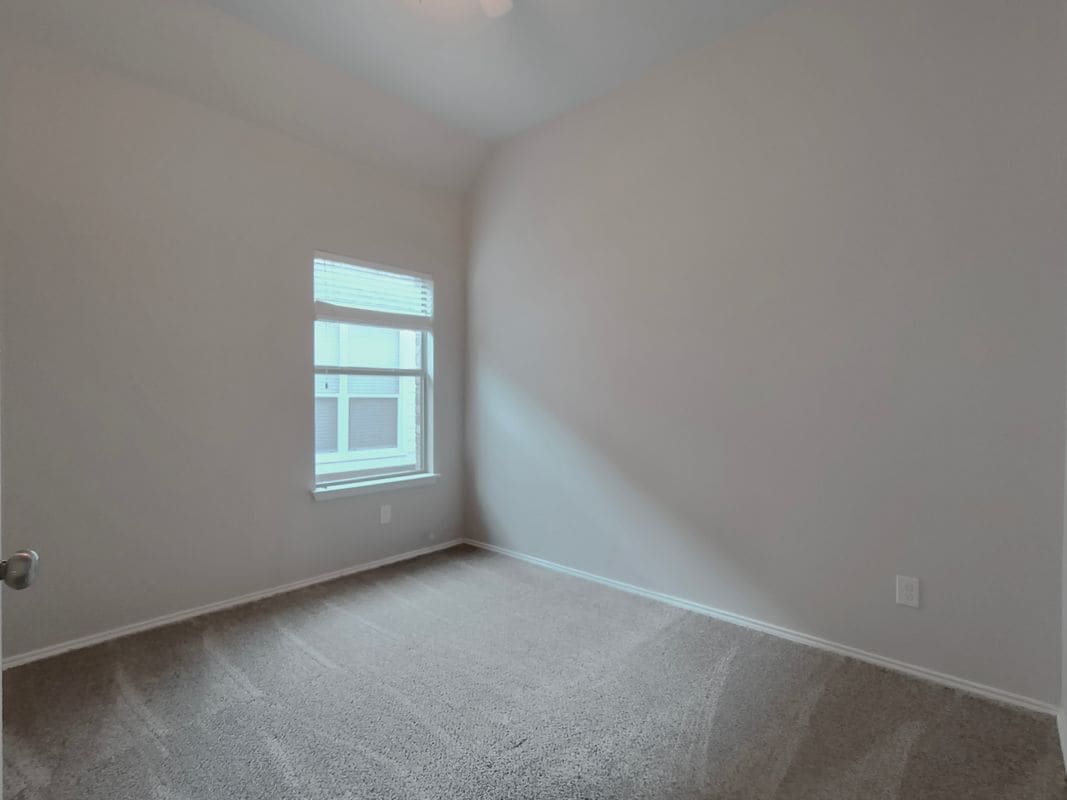 Building Photo - 824 Lake Grove Dr