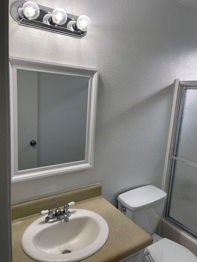 Building Photo - Modesto 2 Bedroom 1 Bathroom Town Home