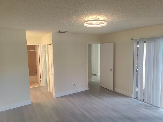 Building Photo - 302 Lakeview Dr E