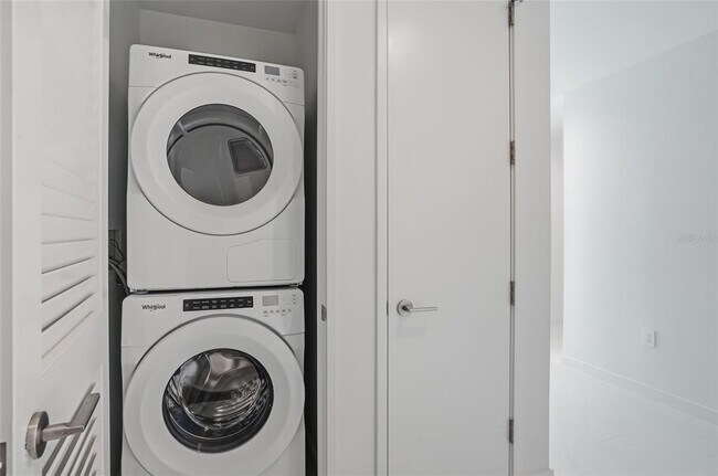 Building Photo - 400 Central Ave