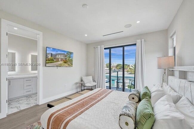 Building Photo - 1101 NE 16th Terrace