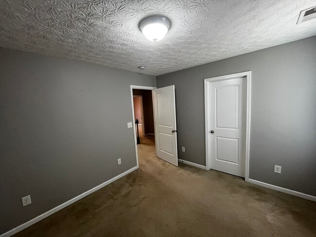Building Photo - Modern Amenities. Urban Location. Sophisti...