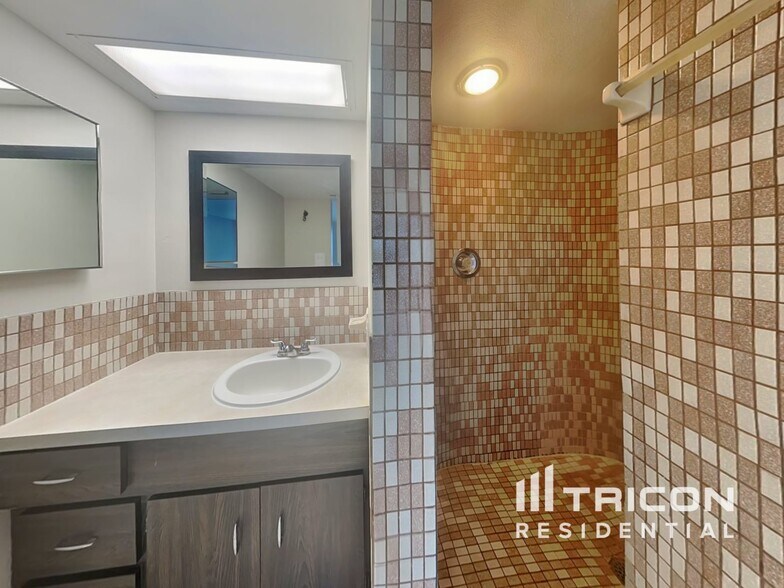 Building Photo - 1715 Scott St