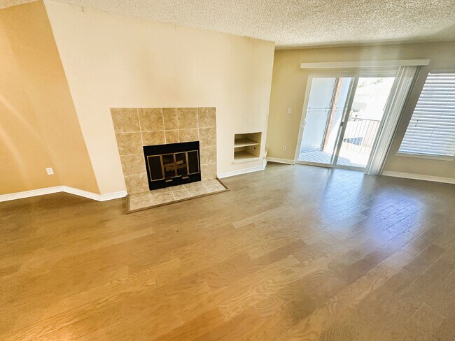 Building Photo - Updated 2 Bedroom, 2 Bath Condo (Available Immediately)