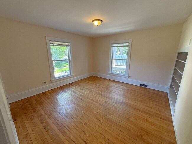Building Photo - 129 Lathrop St