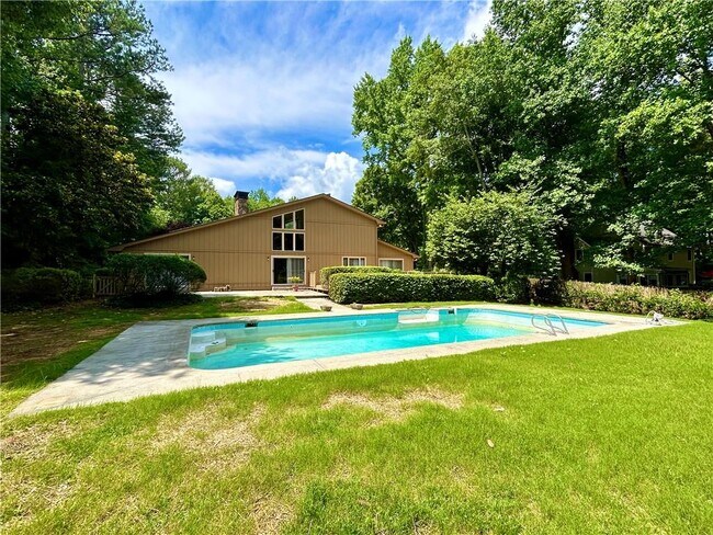 Building Photo - 115 Nesbit Ferry Pl